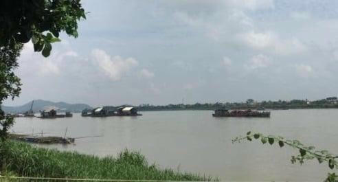 Hoạt động khai thác cát của Cty Quý Viên trên sông Đà, đoạn qua xã Đoan Hạ (huyện Thanh Thuỷ). Ảnh: TCDN