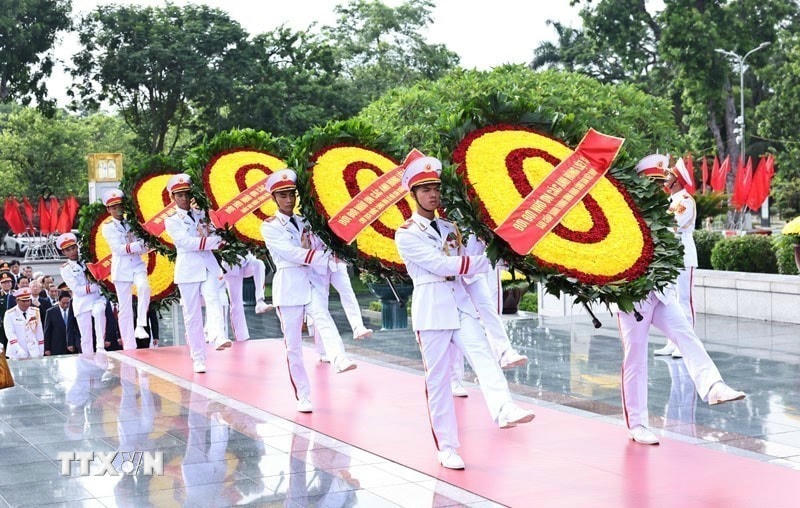 Đoàn Lãnh đạo Đảng, Nhà nước đặt vòng hoa tại Đài tưởng niệm các Anh hùng liệt sỹ trên đường Bắc Sơn (Ba Đình, Hà Nội). (Ảnh: Minh Đức/TTXVN)