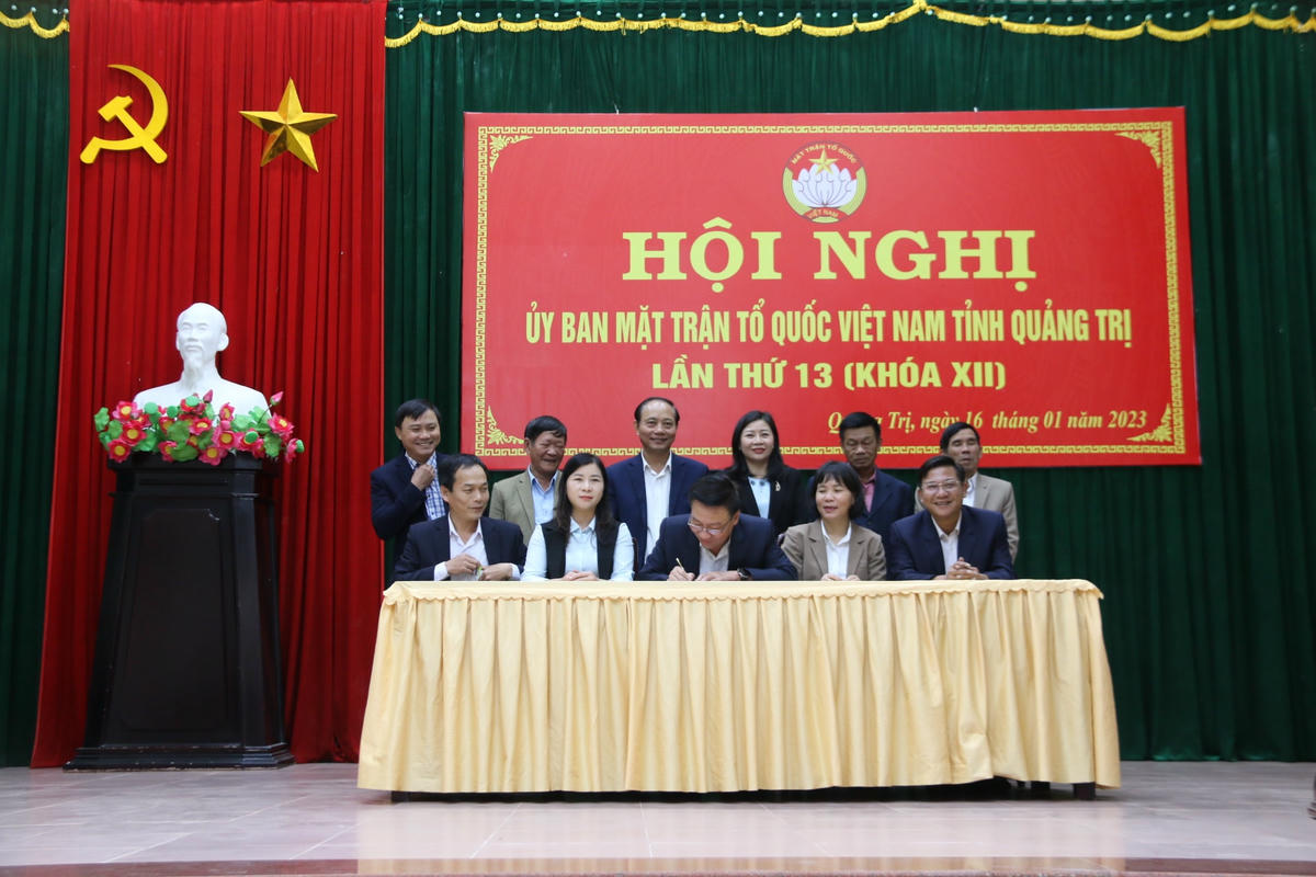 Lễ ký kết Giao ước thi đua tại Hội nghị.