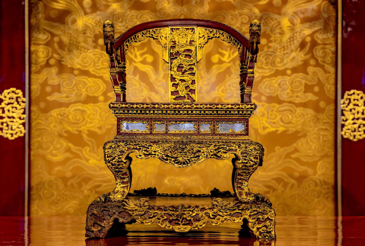 Ngai vua triều Nguyễn, bảo vật quốc gia từng được trưng bày tại điện Thái Hòa trước khi bị một người đàn ông làm hư hỏng. Ảnh: Đ.Hoàng.