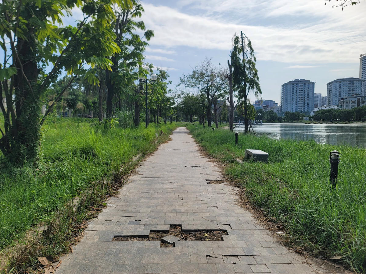 Tuy nhiên, thời gian gần đây, Công viên hồ điều hòa Mai Dịch đã bị xuống cấp, nhiều hạng mục hư hỏng không được sửa chữa, cải tạo gây mất mỹ quan cũng như ảnh hưởng đến việc tham quan, vui chơi của người dân.