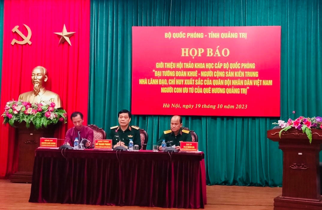 Quang cảnh buổi họp báo.