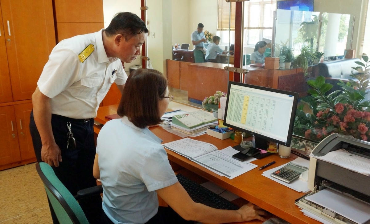 Cán bộ Cục Thuế tỉnh thăm nắm tình hình, hướng dẫn kế toán doanh nghiệp về hệ thống hóa đơn điện tử.