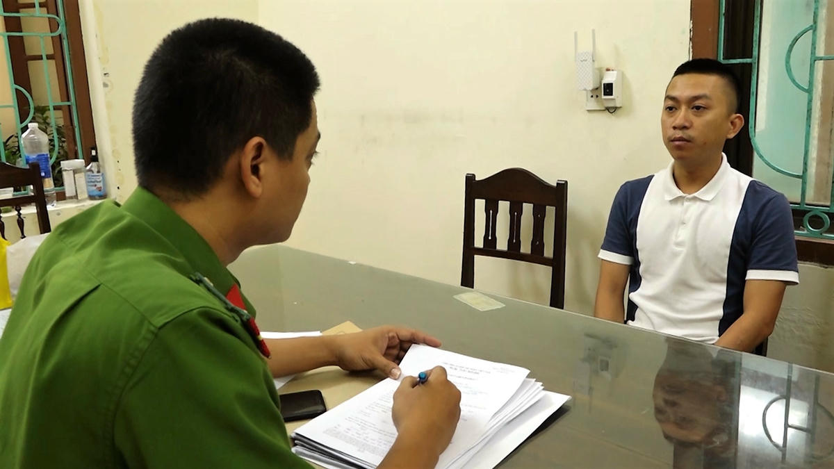 Lực lượng chức năng lấy lời khai các đối tượng liên quan đến hành vi đánh bạc qua mạng