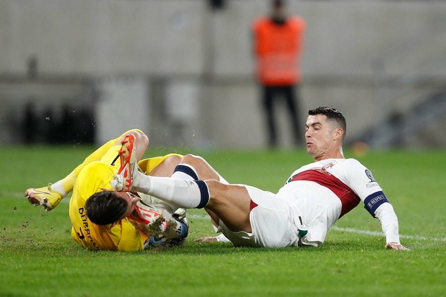 C.Ronlado nhận thẻ vàng sau tình huống đạp vào đầu thủ thành Martin Dubravka. Với tấm thẻ này, anh bị treo giò trong trận đấu với Luxembourg (Ảnh: Getty).