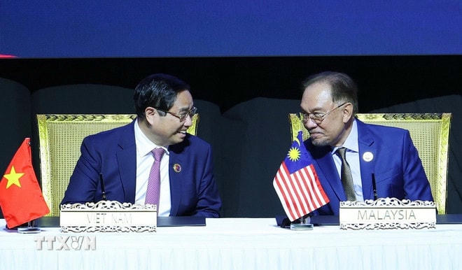 Thủ tướng Phạm Minh Chính và Thủ tướng Malaysia Anwar Ibrahim. (Ảnh: Dương Giang/TTXVN) ttxvn-asean-2-resize.jpg