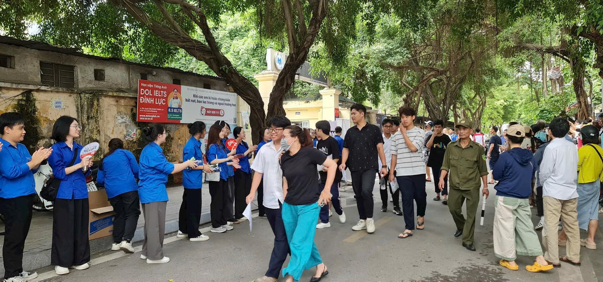 Thí sinh hoàn thành ngày thi đầu tiên tại Hà Nội (ảnh Minh Quang)