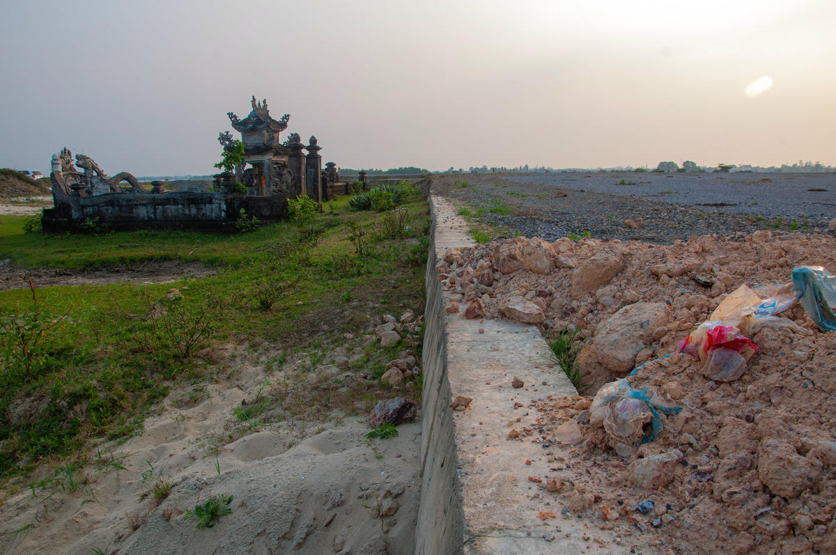 Trao đổi về vấn đề này, ông Hoàng Thanh Lương - Chủ tịch UBND xã Gio Mai được biết, việc thi công dự án Nhà máy sửa chữa, đóng tàu Cửa Việt bị ảnh hưởng bởi công tác giải phóng mặt bằng. Đến nay, phía xã Gio Mai đã phối hợp với các Sở, ban, ngành liên quan hoàn tất công tác này. Đồng thời, vào năm 2022, cầu cảng trong khuôn viên dự án đang được xây dựng để phục vụ tàu ra vào khi Nhà máy sửa chữa, đóng tàu Cửa Việt đi vào hoạt động khai thác.