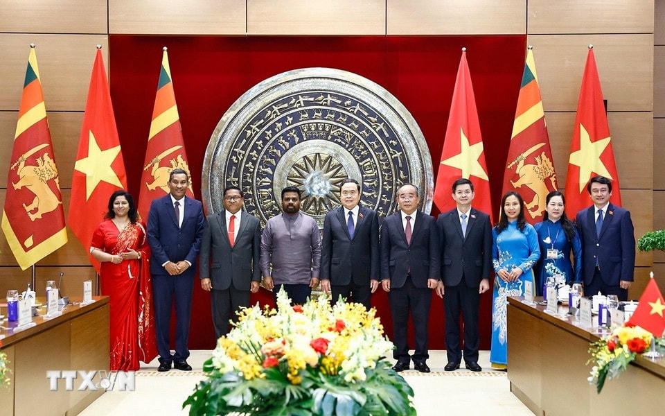 Chủ tịch Quốc hội Trần Thanh Mẫn, Tổng thống Sri Lanka Anura Kumara Dissanayaka với đại biểu. (Ảnh: Doãn Tấn/TTXVN)