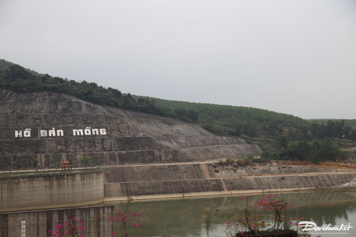 Sau trận lũ cuối năm 2023, một đoạn taluy của dự án đã bị hư hỏng nặng. Ảnh: ĐB (Chụp vào ngày 10/12/2023).