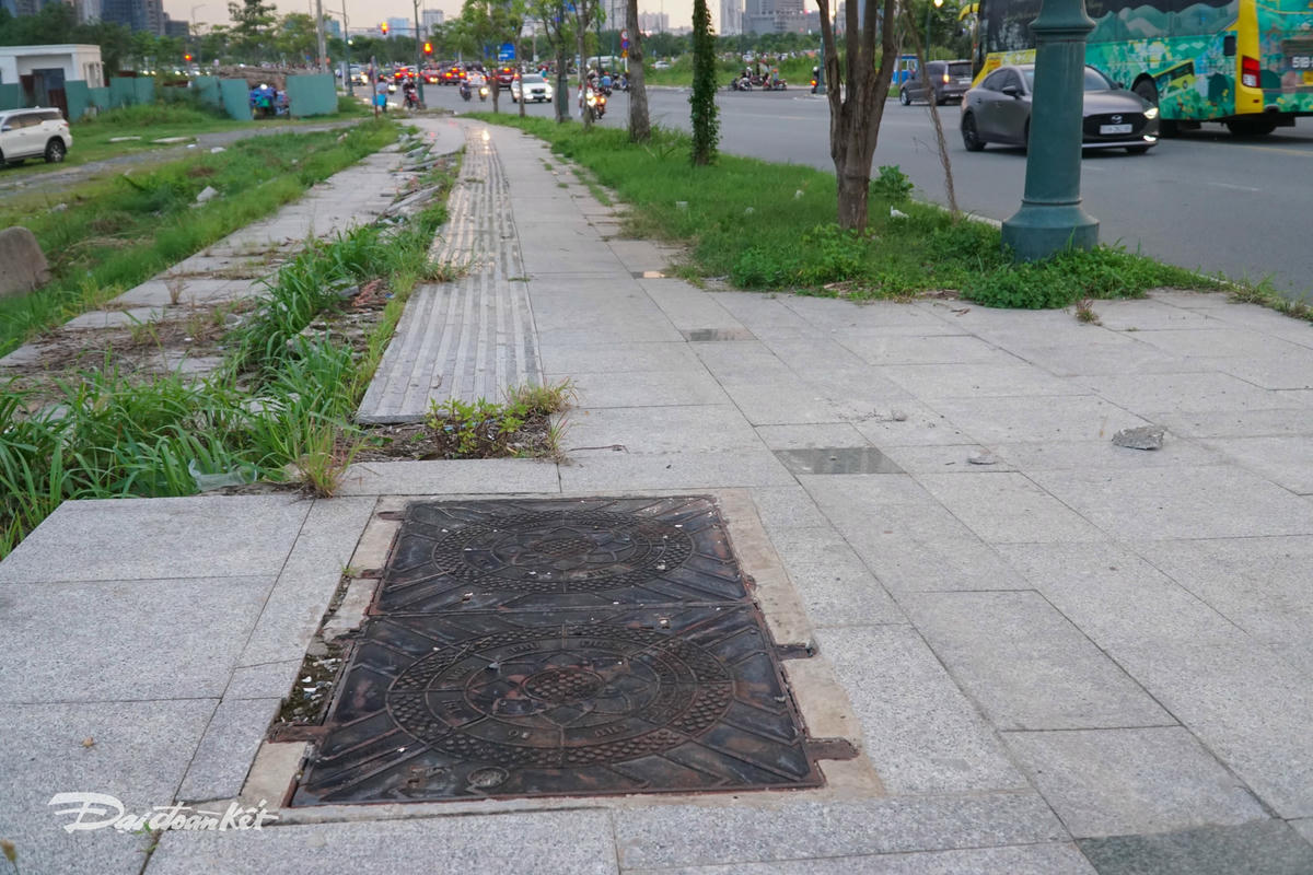 Các nắp cống có kích thước khoảng 1x2m.