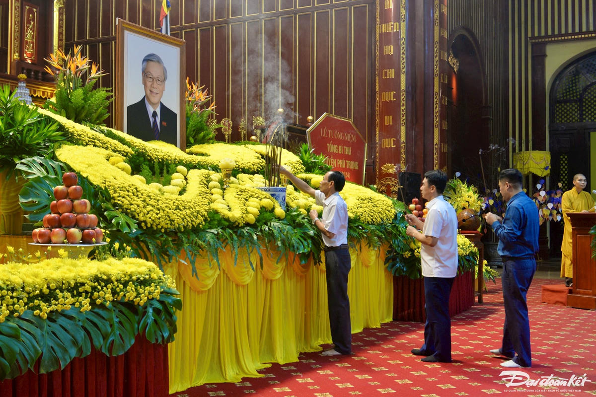 Các đại biểu thắp hương tưởng nhớ Tổng Bí thư Nguyễn Phú Trọng.