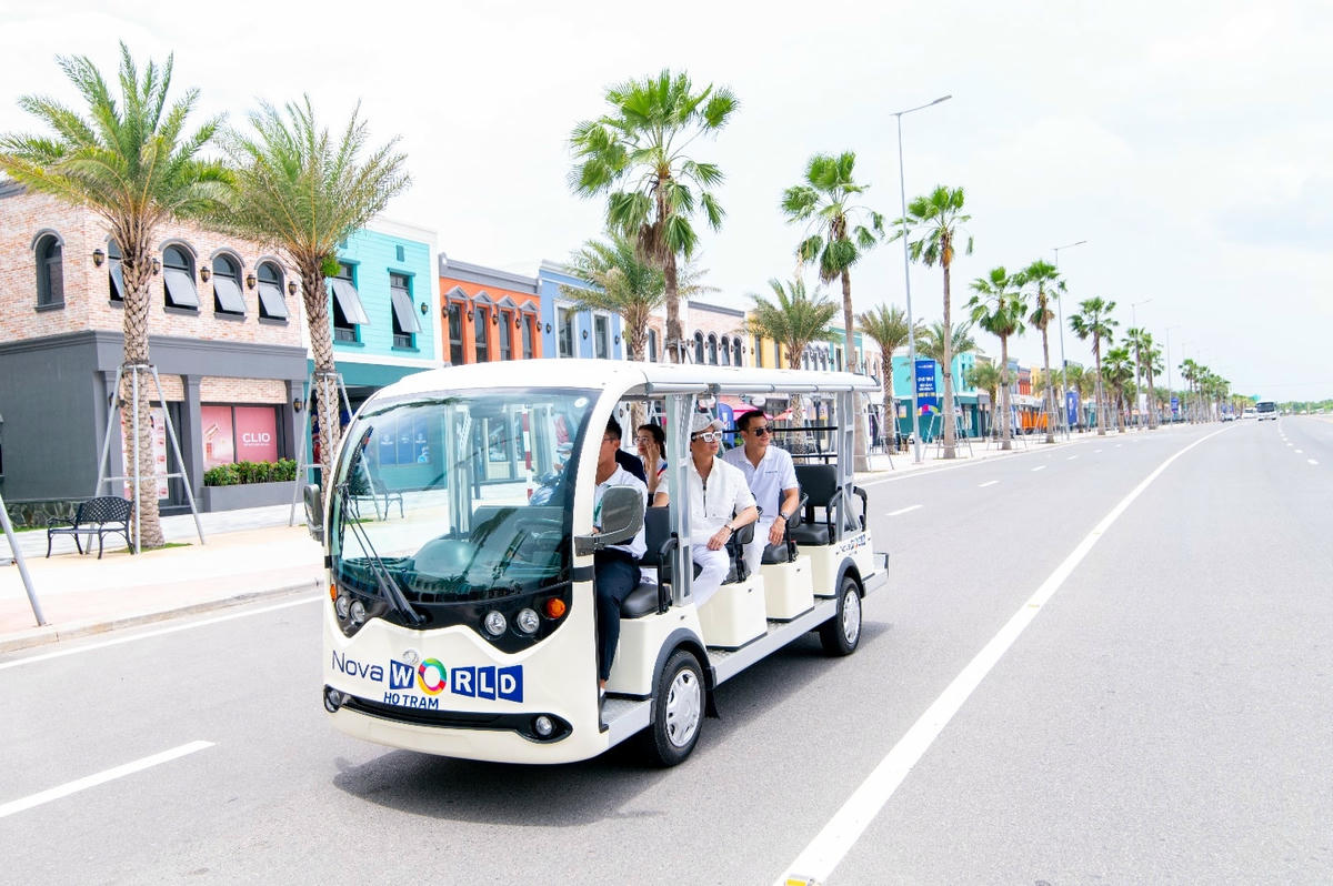 Những dãy shophouse đa màu sắc quy tụ hàng loạt thương hiệu ẩm thực, thời trang, mỹ phẩm quốc tế góp phần tạo nên sức hút cho NovaWorld Ho Tram.