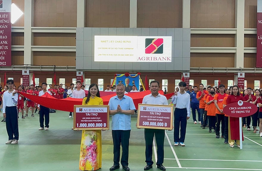 Ông Nguyễn Viết Mạnh – Thành viên HĐTV Agribank đã trao 2 tỷ đồng ủng hộ công tác an sinh xã hội trên địa bàn thủ đô.