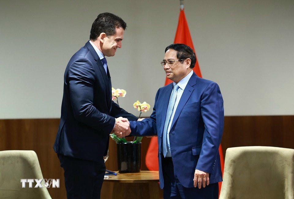 Thủ tướng Phạm Minh Chính tiếp lãnh đạo Tập đoàn JSB, Tập đoàn hàng đầu thế giới trong lĩnh vực chế biến lương thực.(Ảnh: Dương Giang/TTXVN)