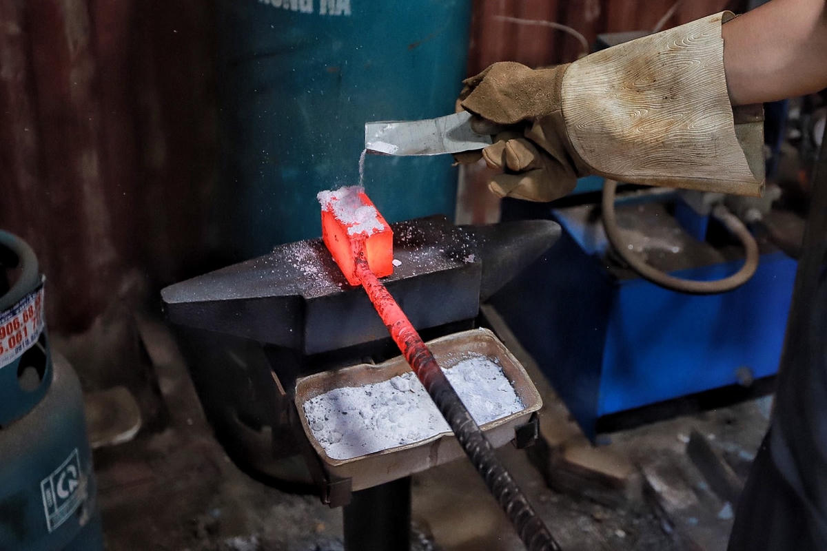 Để tạo chất kết dính giữa các lớp thép anh Chiến phải sử dụng hàn the.