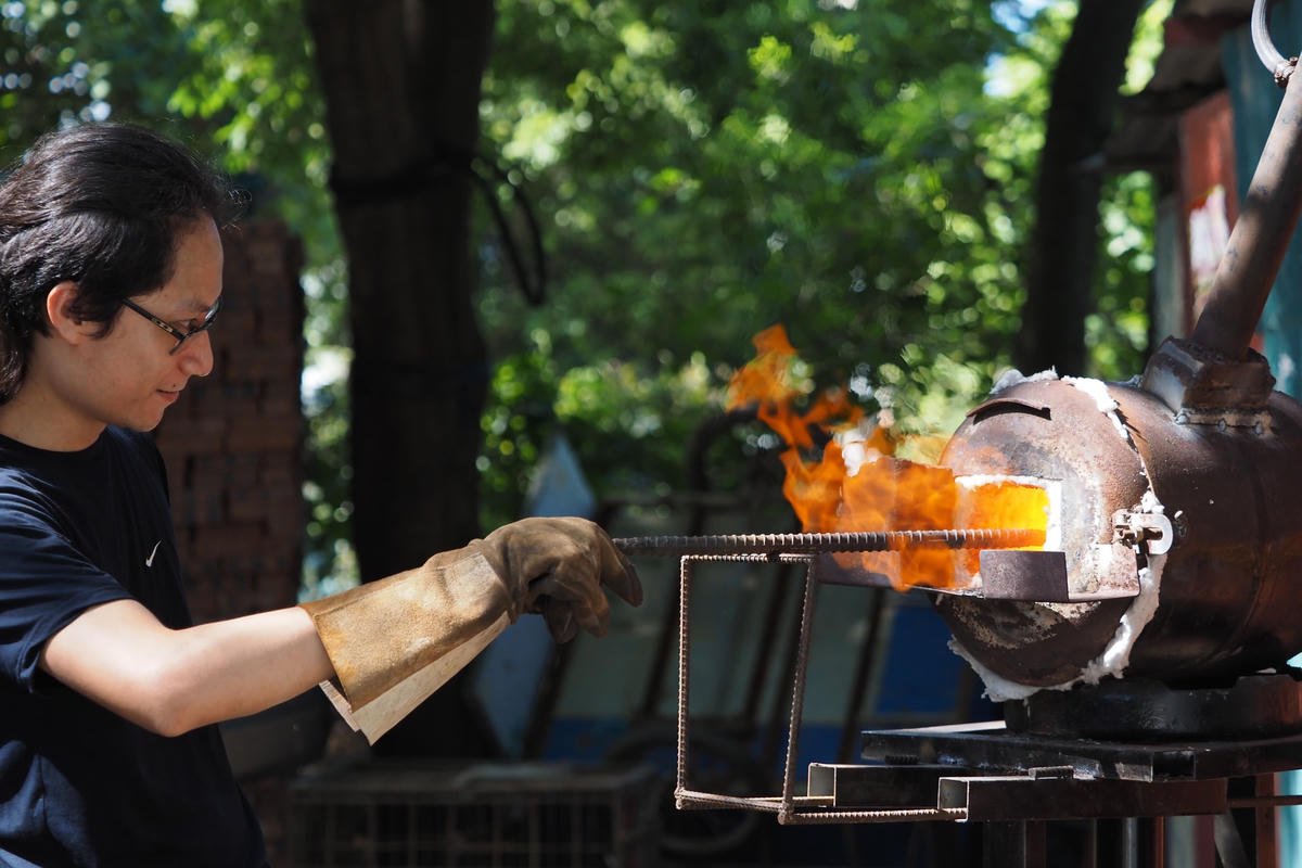 Để tạo ra một chiếc dao, người thợ rèn phải tôi dao rất nhiều lần.