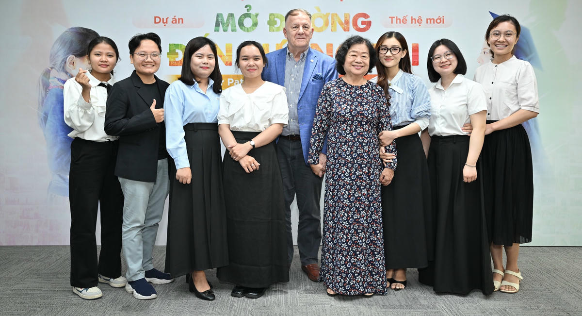 Các bạn nữ sinh dân tộc thiểu số giai đoạn 1&2 chụp hình cùng bà Trương Mỹ Hoa và ông Rad Kivette