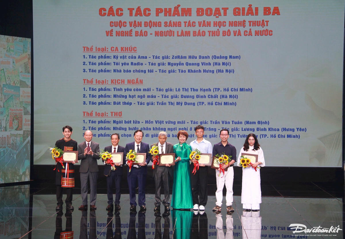 Các tác giả đoạt giải Ba. Ảnh: Phạm Sỹ.