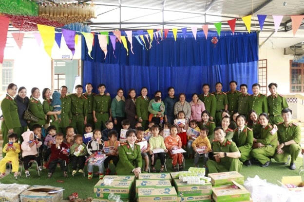 Đồng chí Hồ thị Lãnh, Phó trưởng Phòng PC06 Công an TP HCM tặng quà cho các cháu.