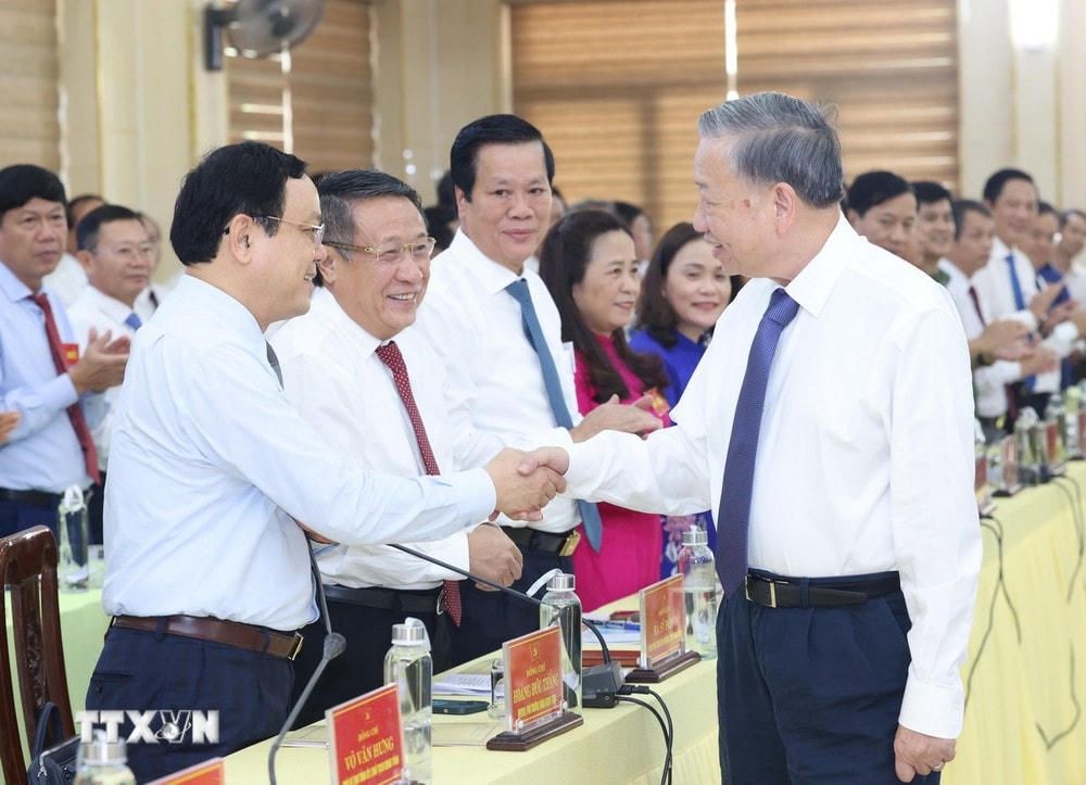 Tổng Bí thư, Chủ tịch nước Tô Lâm với các đồng chí trong Ban Thường vụ Tỉnh ủy Quảng Trị. (Ảnh: Lâm Khánh/TTXVN) TTXVN_1610 Tong Bi thu Quang Tri (4).jpg