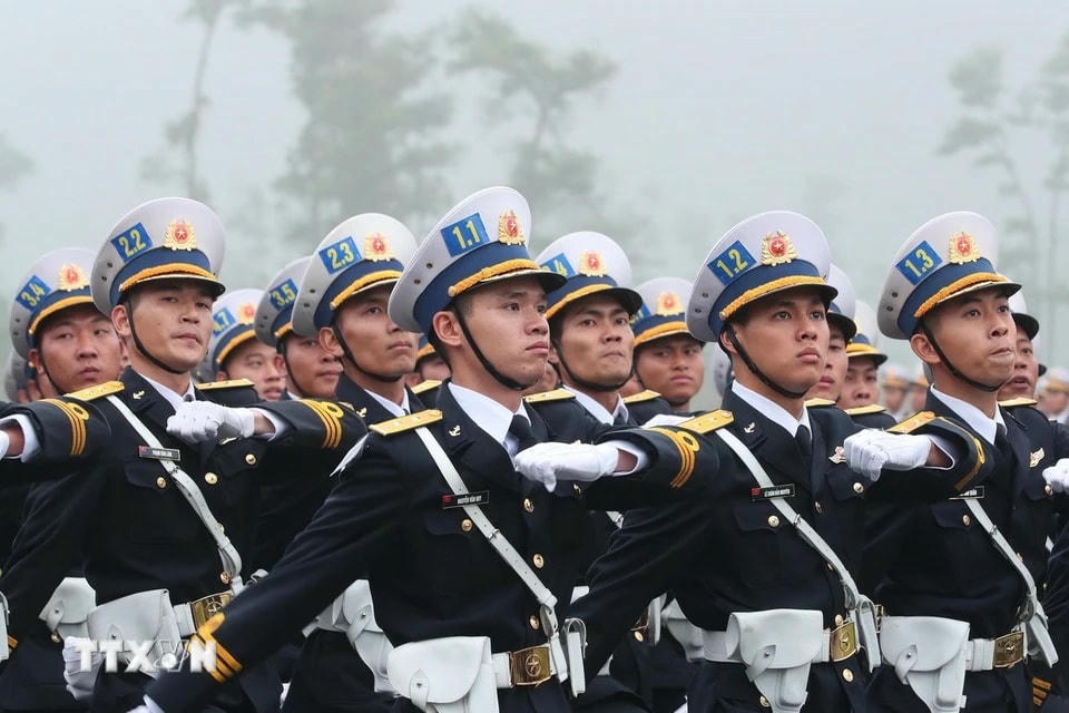 Khối sỹ quan hải quân tham gia hợp luyện. (Ảnh: Trọng Đức/TTXVN)