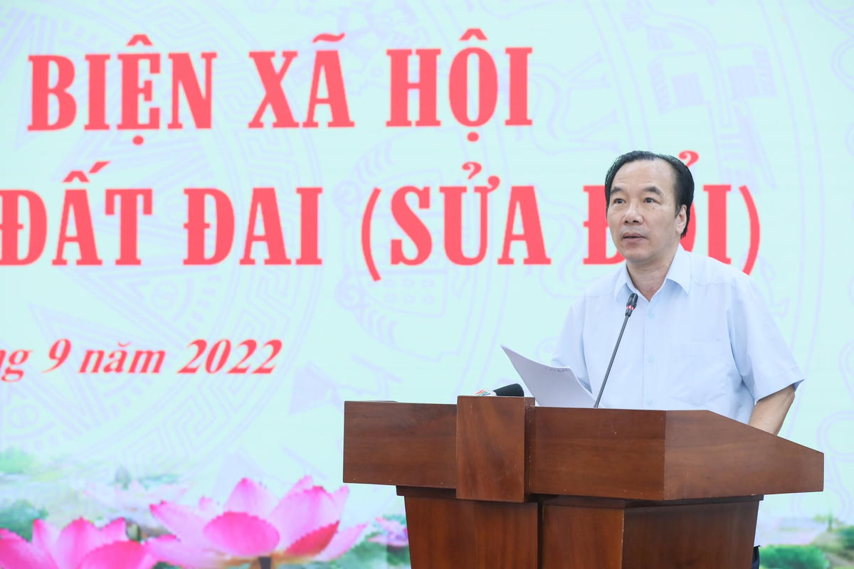 Phó Chủ tịch Ngô Sách Thực báo cáo tóm tắt các ý kiến gửi đến Hội nghị. Ảnh: Quang Vinh.