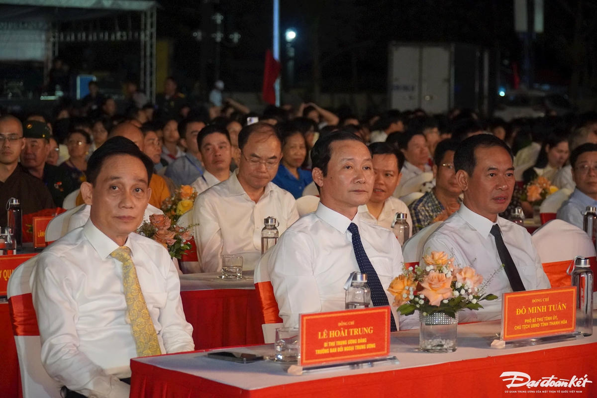 Ông Lê Hoài Trung - Bí thư Trung ương Đảng, Trưởng ban Đối ngoại Trung ương dự điểm cầu tại TP Sầm Sơn (Thanh Hóa).