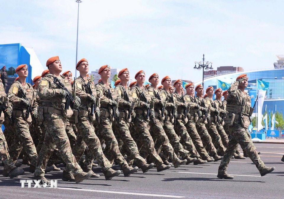 Các lực lượng vũ trang Kazakhstan duyệt binh tại buổi lễ. (Ảnh: TTXVN)