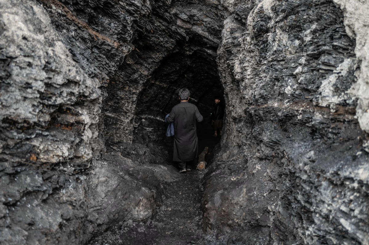 Khai thác bên trong mỏ Dan-e-Tor không hề dễ dàng. Ảnh: VICE.