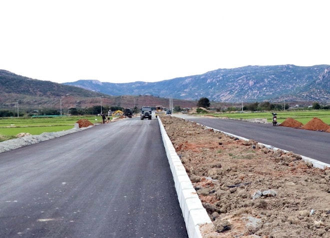 Các nhà thầu đang đẩy nhanh tiến độ thi công đường Tỉnh lộ 702 từ xã Bắc Sơn (huyện Thuận Bắc, tỉnh Ninh Thuận) nối với Quốc lộ 1A. (Ảnh: Công Thử/TTXVN) du-an-dau-tu-cong.jpg