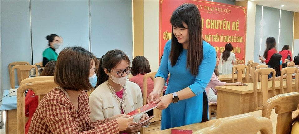 Cán bộ Công đoàn các Khu công nghiệp tỉnh Thái Nguyên tuyên truyền chính sách pháp luật tới đoàn viên, người lao động.