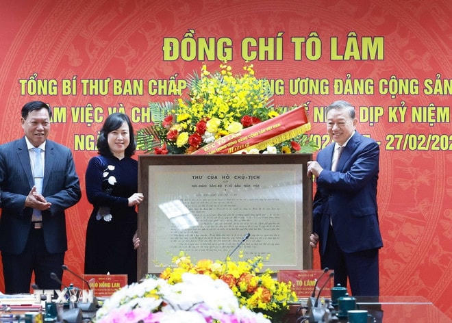 Tổng Bí thư Tô Lâm tặng Thư của Chủ tịch Hồ Chí Minh gửi Hội nghị cán bộ y tế đầu năm 1955. (Ảnh: Thống Nhất/TTXVN) ttxvn-tong-bi-thu-to-lam-bo-y-te-1.jpg