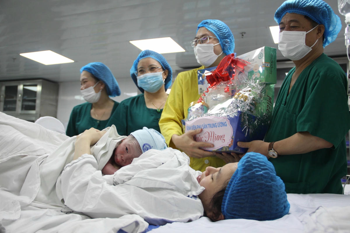 Hình ảnh công dân nhí đầu tiên của năm 2024 chào đời ở Hà Nội- Ảnh 10.