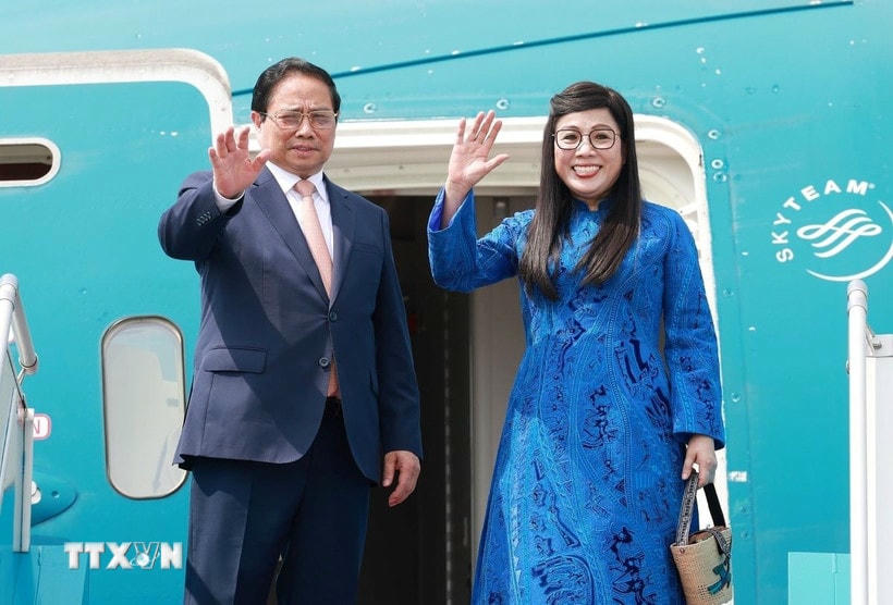 Thủ tướng Phạm Minh Chính và Phu nhân Lê Thị Bích Trân rời Thủ đô Hà Nội, lên đường tham dự Hội nghị Thượng đỉnh BRICS mở rộng năm 2025 tại Brazil. (Ảnh: Dương Giang/TTXVN) 