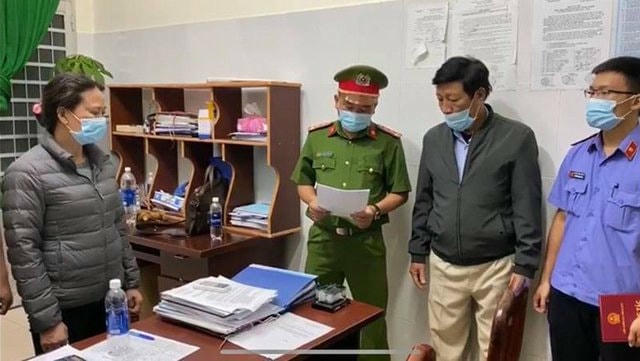 Cơ quan điều tra, đọc lệnh bắt cán bộ ngành y tế Đắk Lắk, liên quan đến các sai phạm trong đấu thầu thuốc.