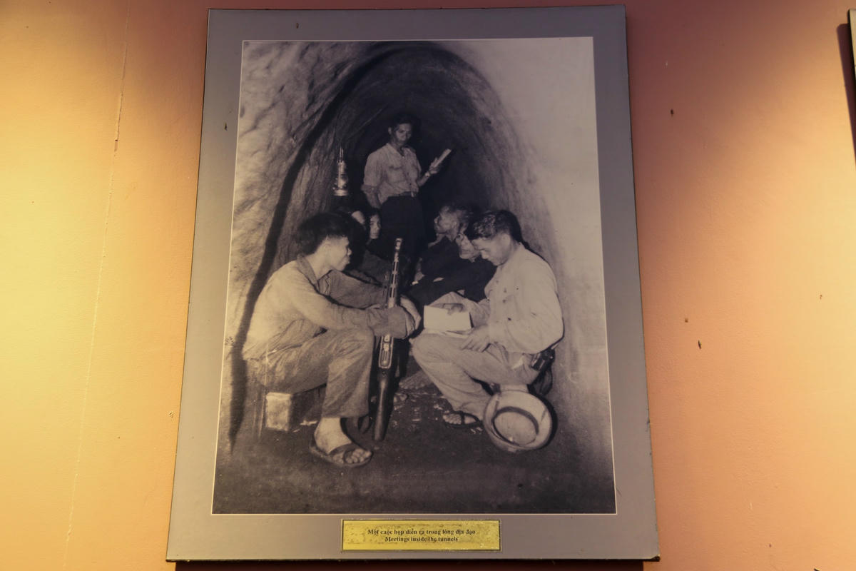Một cuộc họp diễn ra trong lòng địa đạo. Ảnh tư liệu trưng bày tại khu di tích quốc gia đặc biệt đôi bờ Hiền Lương - Bến Hải.