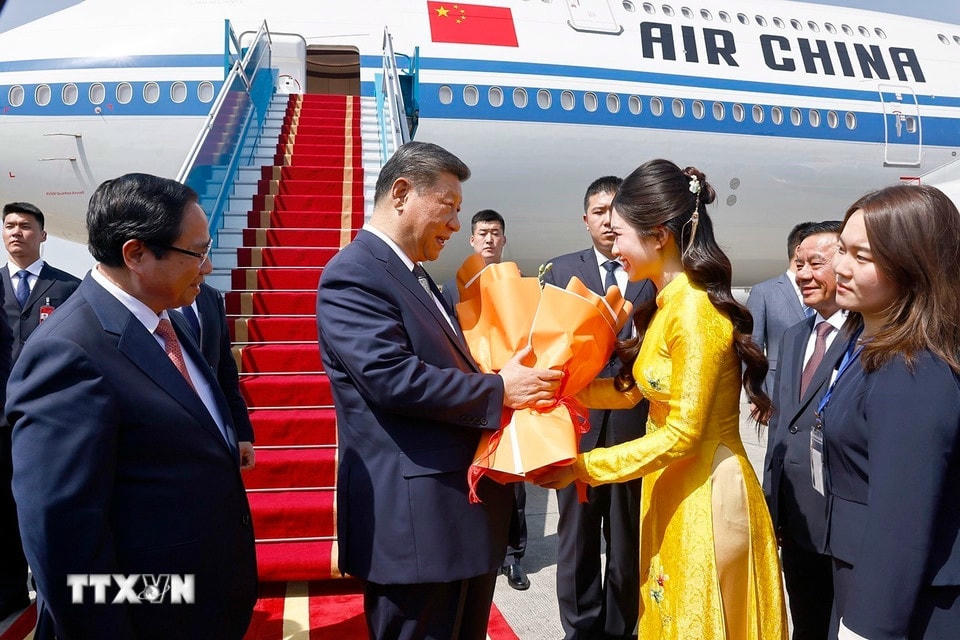 Thủ tướng Chính phủ Phạm Minh Chính chủ trì Lễ tiễn Tổng Bí thư, Chủ tịch nước Trung Quốc Tập Cận Bình thăm cấp Nhà nước tới Việt Nam tại Sân bay quốc tế Nội Bài, Hà Nội. (Ảnh: Doãn Tấn/TTXVN)