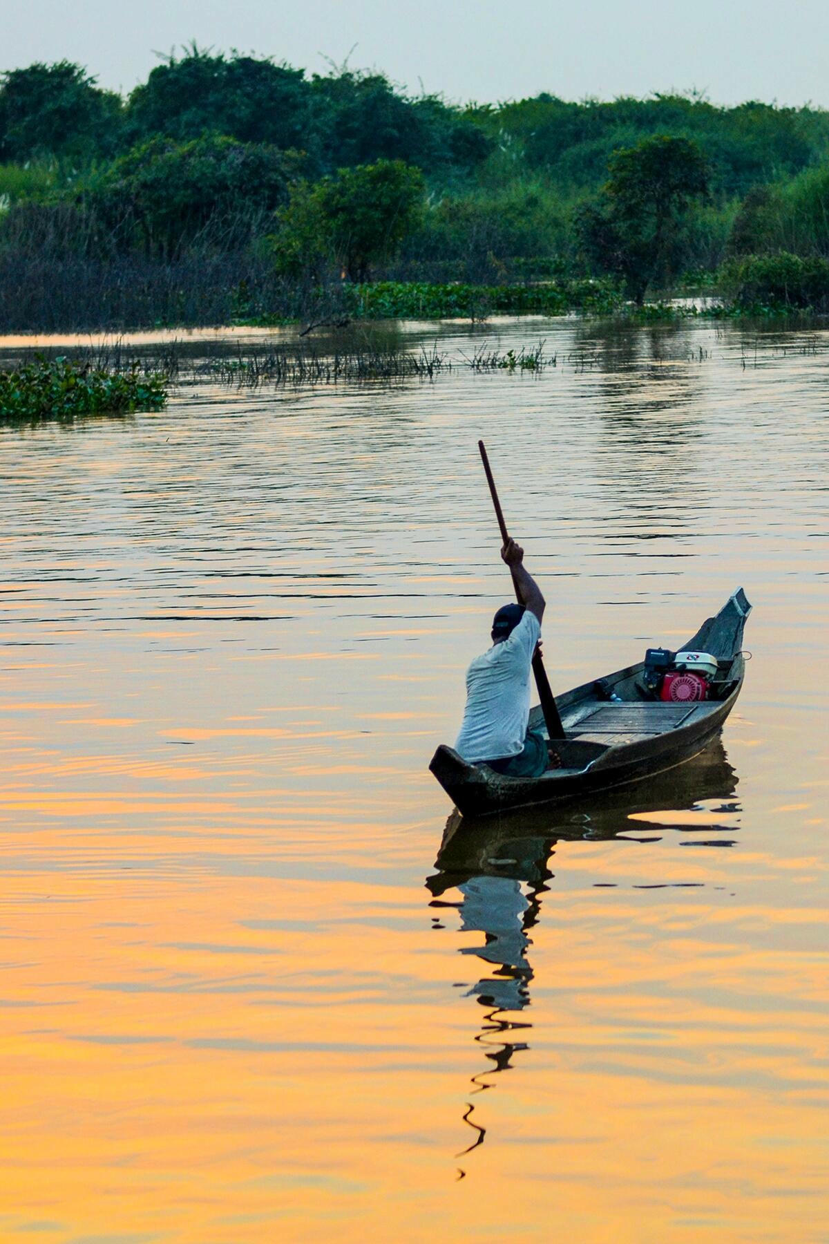 Ngư dân thường ra khơi vào lúc bình minh. Ảnh: Fodors.