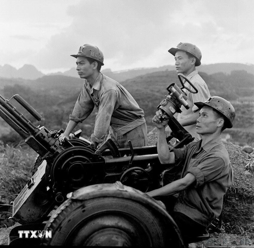 Đơn vị tự vệ mỏ than Hà Lầm, tỉnh Quảng Ninh, luyện tập súng phòng không, sẵn sàng chiến đấu năm 1971. (Ảnh: Văn Bảo/TTXVN)