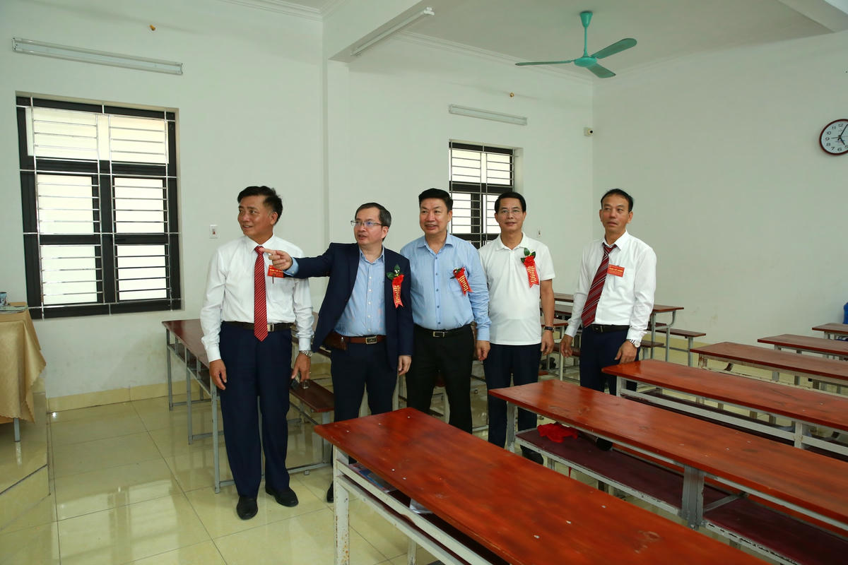 Các đại biểu tham quan các lớp học khang trang, hiện đại.