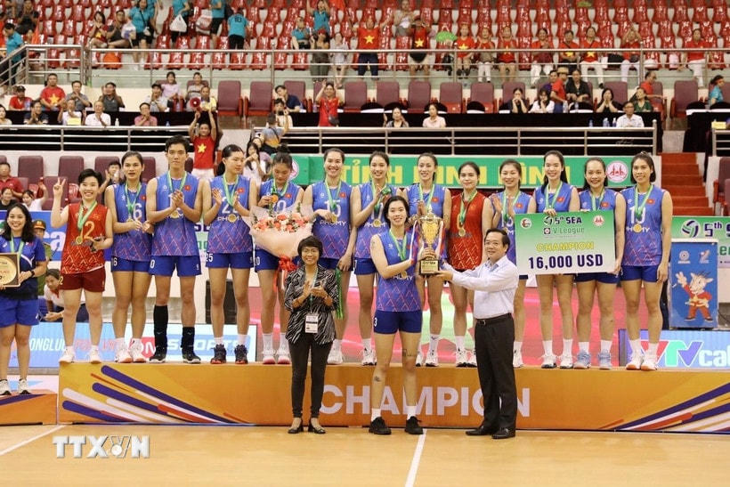 Ban Tổ chức trao cúp vô địch cho đội Việt Nam. (Ảnh: Đức Phương/TTXVN)