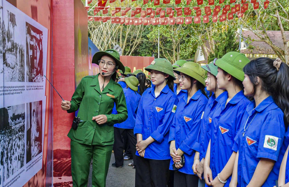 Trang sử Đồng Lộc được kể lại để tuổi trẻ lắng nghe và bước tiếp. Ảnh Cẩm Kỳ.