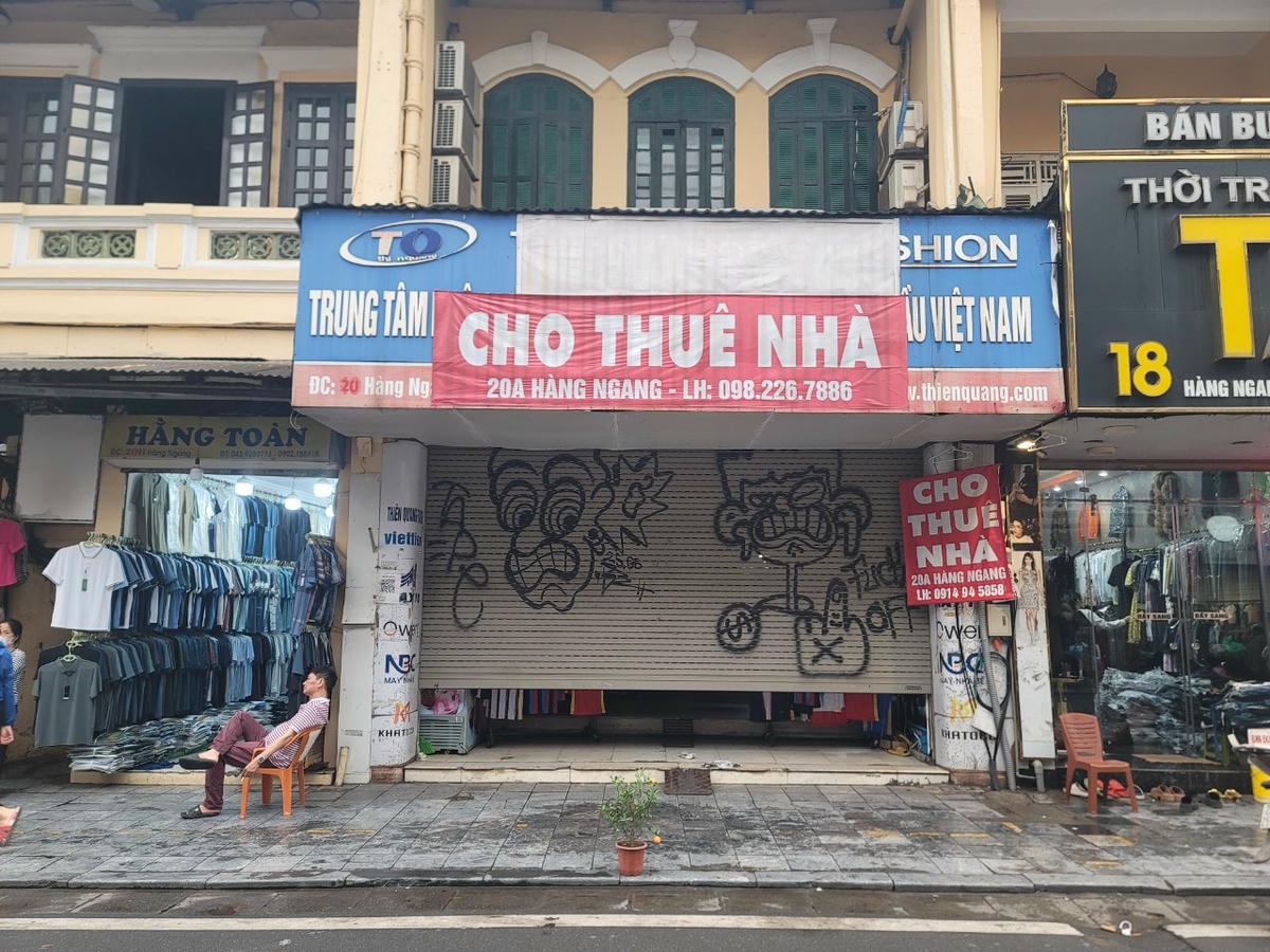 Ngôi nhà 2 tầng nằm trên phố Hàng Ngang treo biển cho thuê đã lâu.