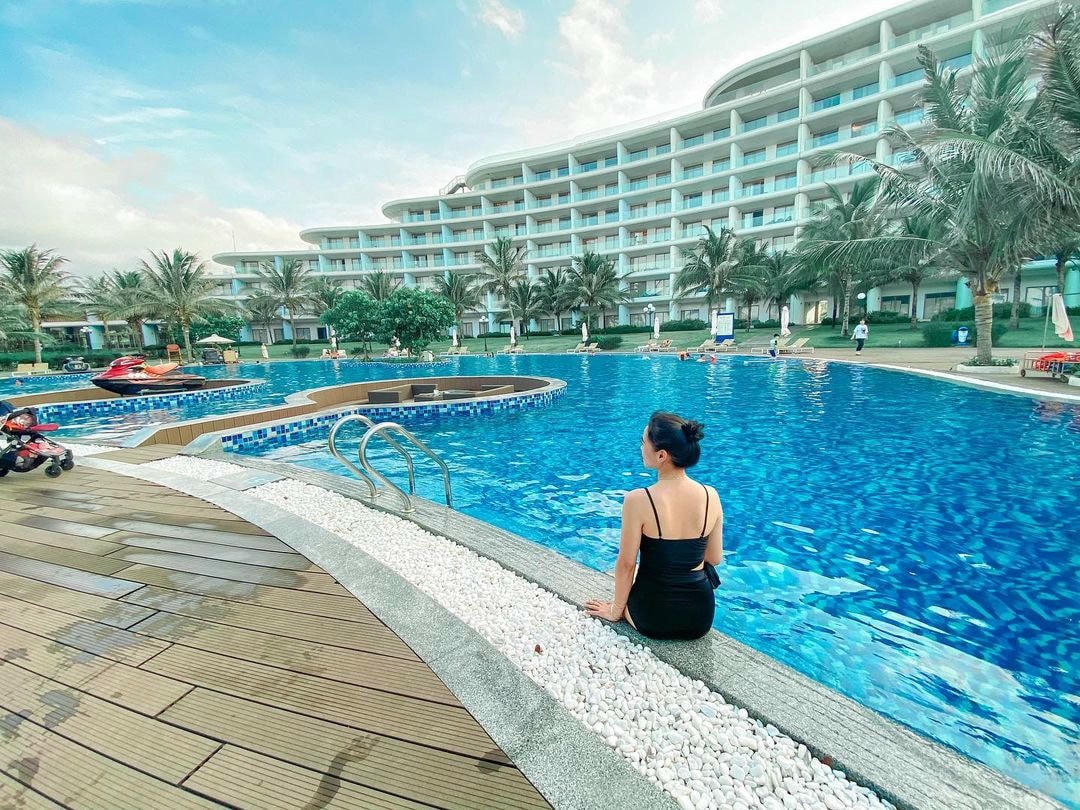 Đến FLC Quy Nhơn, bạn cũng đừng bỏ qua những bể bơi ngoài trời trải dài hàng km. Tại đây bạn vừa được đắm mình trong làn nước mát lành và tận hưởng ánh nắng ngọt ngào của vùng biển ấm, vừa thưởng thức những ly cocktail đậm chất nhiệt đới hoặc nô đùa cùng bè bạn trong những trò chơi nước sôi động. Tranh thủ bắt ngay một góc máy panorama thu trọn kiến trúc độc đáo của khu nghỉ dưỡng nhé (Ảnh: ryna_pham).