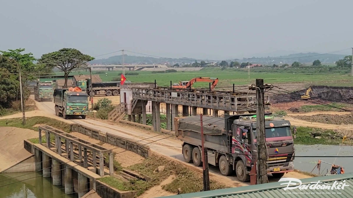 Đoàn xe howo ăn đất tại mỏ rồi nối đuôi nhau ra đường. Ảnh: Đình Minh