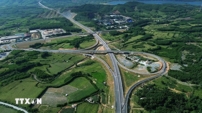 Điểm đầu giao với Quốc lộ 12C, nối tiếp với đường cao tốc Hàm Nghi-Vũng Áng tại xã Kỳ Hoa (xã Kỳ Tân cũ), tỉnh Hà Tĩnh. (Ảnh: Quốc Khánh/TTXVN) ttxvn-thong-tuyen-du-an-cao-toc-vung-ang-bung-vao-dip-198-8195565.jpg