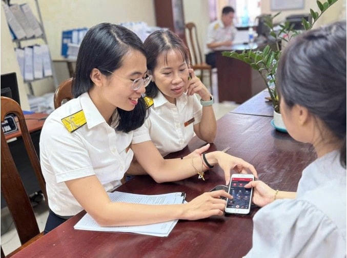 Đơn giản hóa các thủ tục hành chính hỗ trợ doanh nghiệp, người dân. Ảnh: T.L.