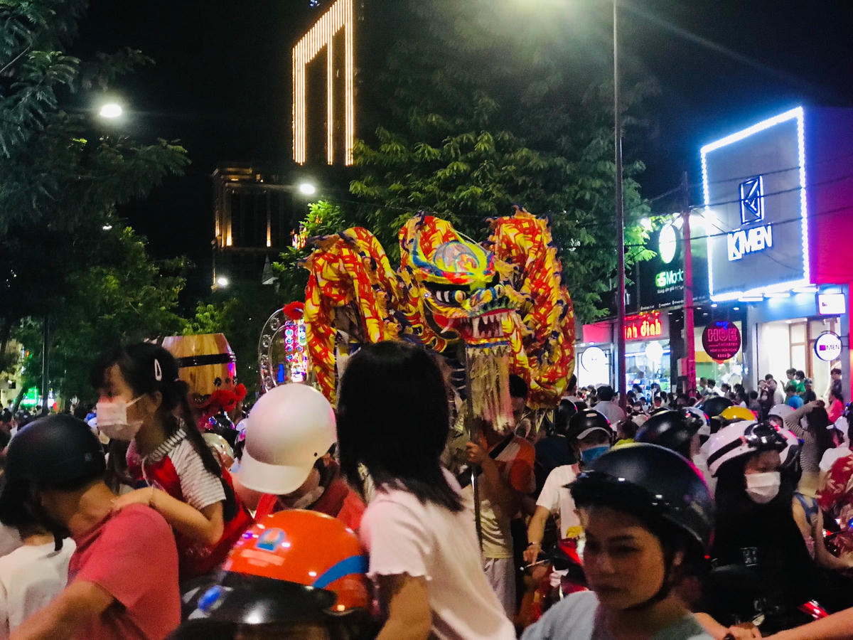 Ghi nhận của phóng viên Báo Đại Đoàn Kết vào tối ngày 8/9 (tức ngày 13/8 ân lịch) tại nhiều tuyến đường trung tâm TP Huế, hàng nghìn người dân đã tập trung xem múa lân, múa rồng trong dịp Tết Trung thu.
