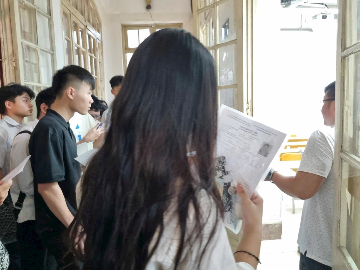 Thí sinh làm thủ tục dự thi tốt nghiệp THPT 2025 tại Trường THPT Trần Phú- Hà Nội